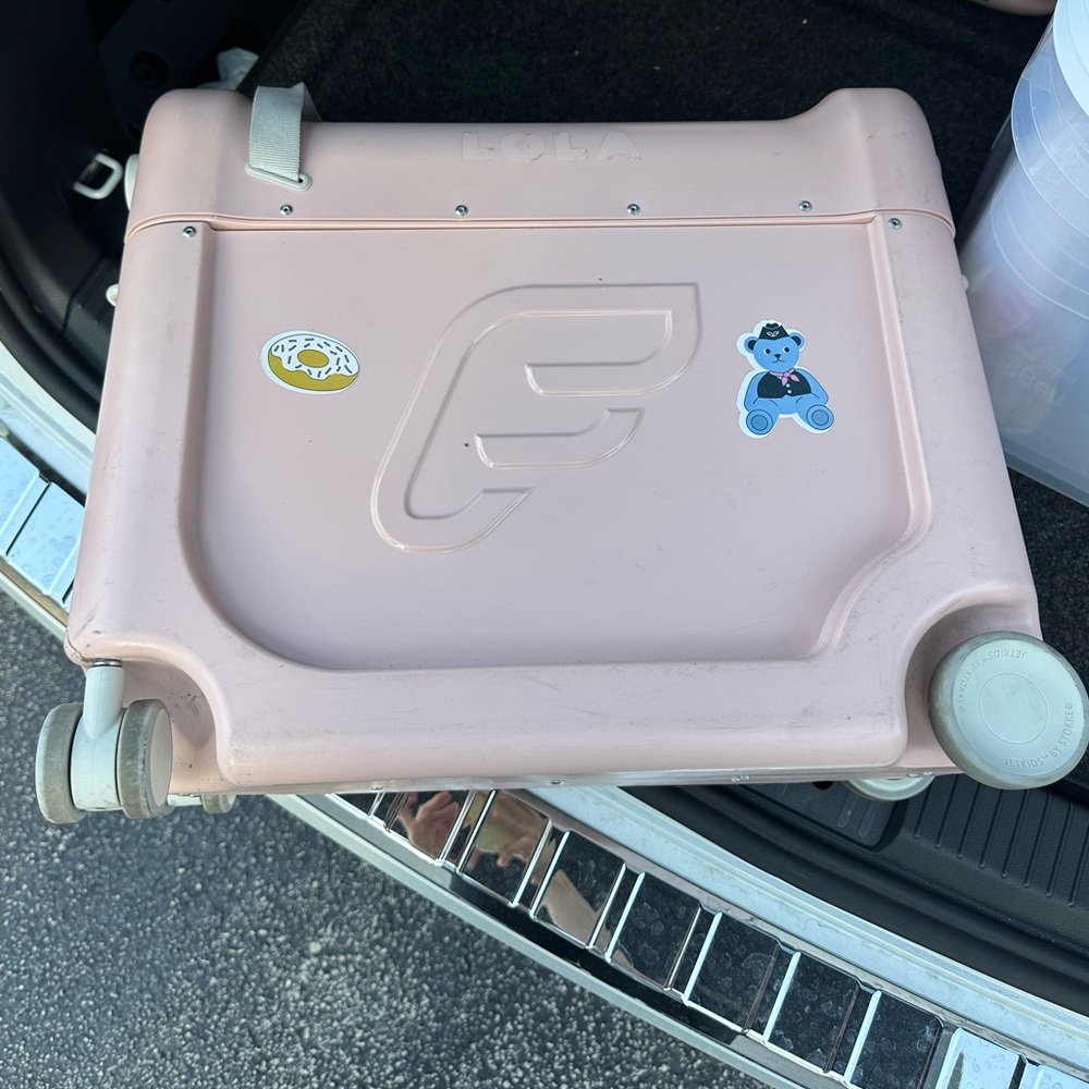 Stokke JetKids BedBox Ride-On Suitcase – Pink (Wheel Needs Repair)